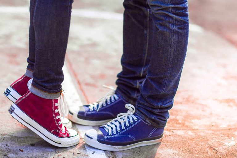 Scopri di più sull'articolo Il ritorno delle sneakers da donna anni ’90: le nuove tendenze