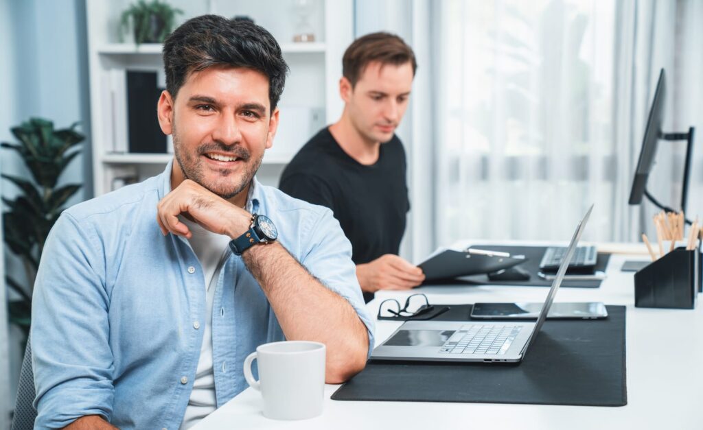 Freelancer in primo piano con un caffè davanti al computer