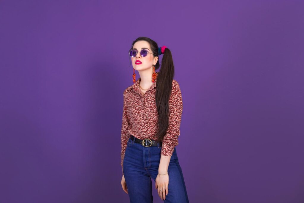 Donna con abbigliamento tipico della moda anni 90