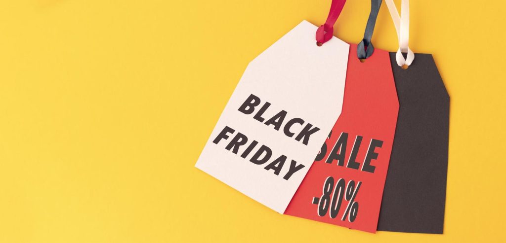 Tre fogli di carta con il simbolo del Black Friday